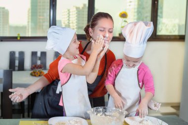 Çocukların güzel bir pasta hazırlama anne ile birlikte