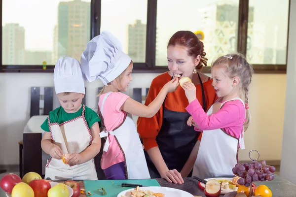 Üç sevimli çocuklar mutfakta meyve salatası hazırlama