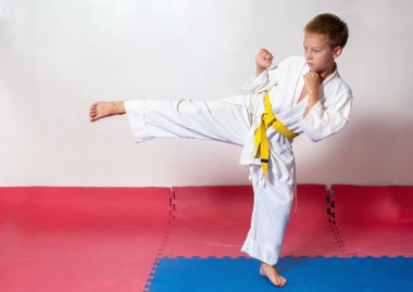Çocuk karate eğitimi sırasında. Pozisyon mücadele
