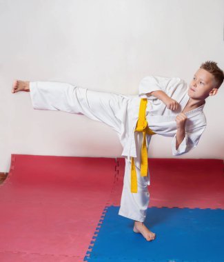 Çocuk karate eğitimi sırasında. Pozisyon mücadele