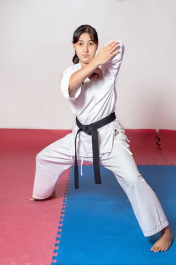 Karate eğitimi sırasında kadın. Pozisyon mücadele