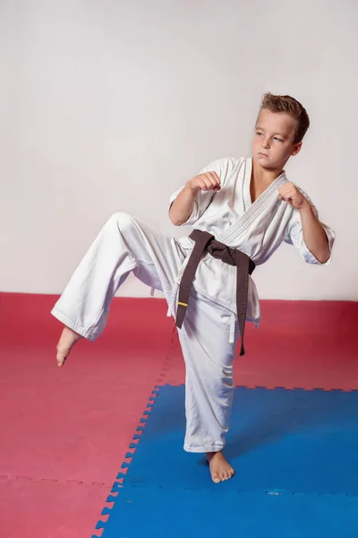 Children during training in karate. Fighting position — Stock Photo, Image