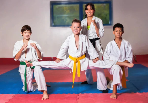 ?hildren demonstrate martial arts working together — Stock Photo, Image