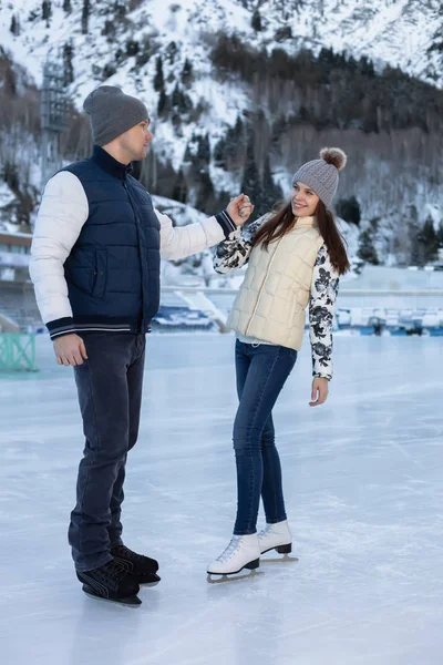 Pareja cariñosa patinando juntos tomados de la mano —  Fotos de Stock