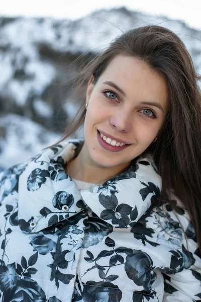 Mulher bonita patinação no gelo inverno ao ar livre, sorrindo facial. Montanhas no fundo — Fotografia de Stock