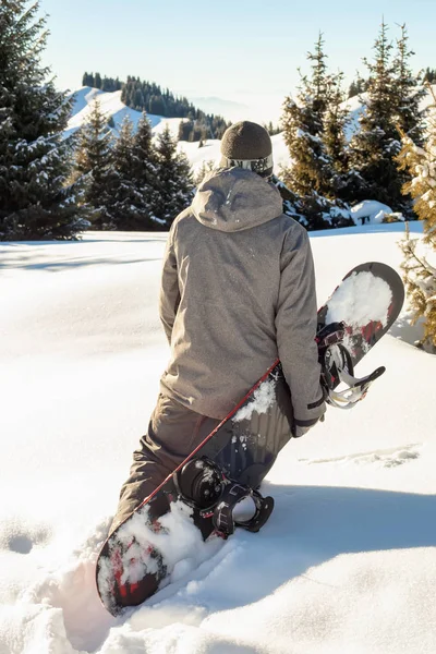 Сноубордист проходить через глибокий сніг у горі — стокове фото