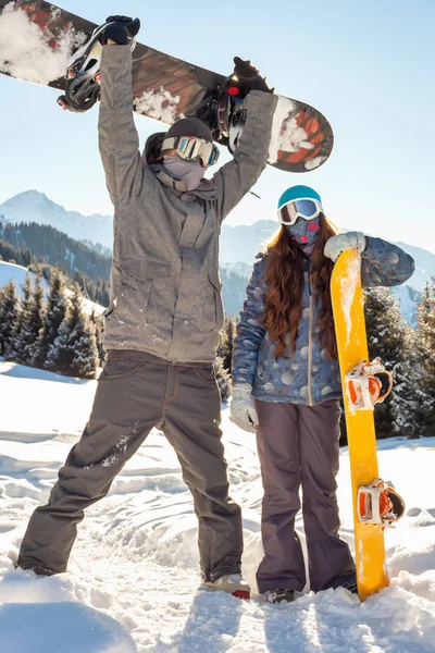 ?ouple сноубордист на місці в горах — стокове фото