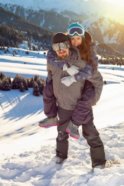 Gülümseyen snowboard holding kız sırtında