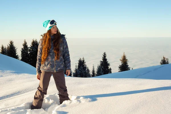 Fille se tient sommet de la montagne au coucher du soleil — Photo