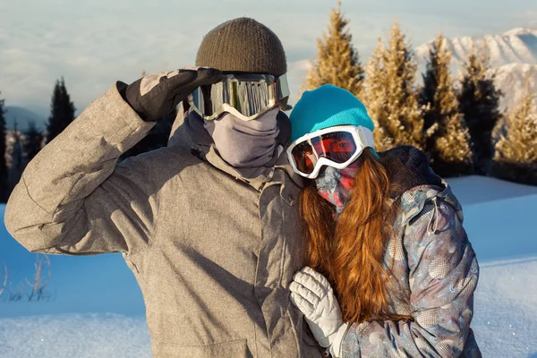 ?ouple snowboardos helyen, a hegyek között — Stock Fotó