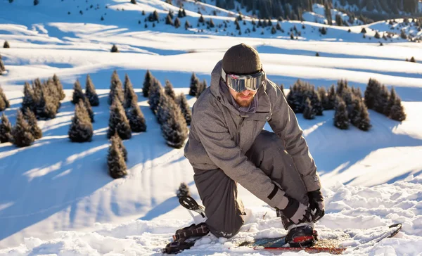 Сноубордист стоїть на вершині гори, кріплення для сноуборду — стокове фото