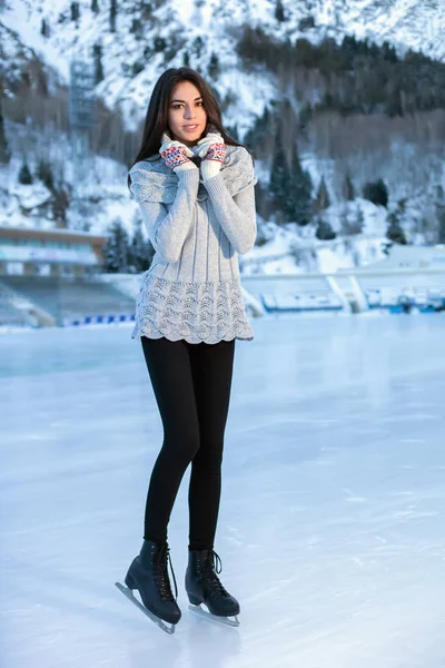Гарненька жінка катається на ковзанах взимку на відкритому повітрі, посміхаючись обличчям. гірський — стокове фото