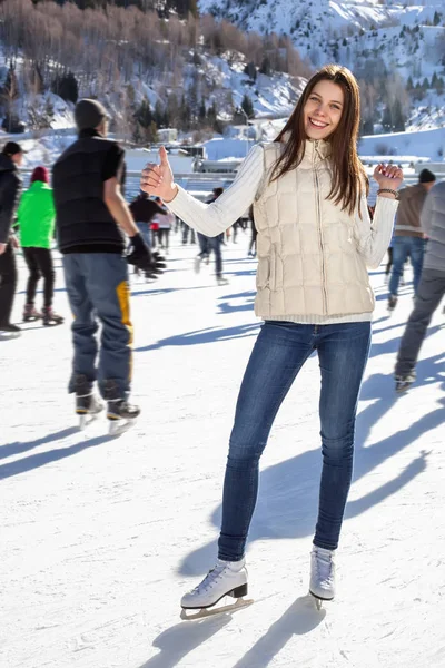 Гарненька жінка катається на ковзанах взимку на відкритому повітрі, посміхаючись обличчям. гірський — стокове фото
