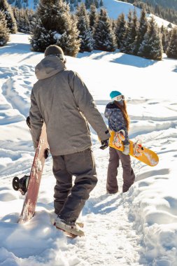 Dağdan kaç snowboarder