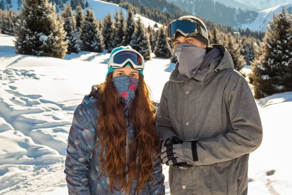 Casal snowboarder no lugar nas montanhas — Fotografia de Stock