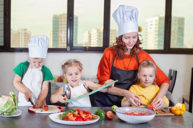 Üç sevimli çocuklar mutfakta bir salata hazırlanıyorlar