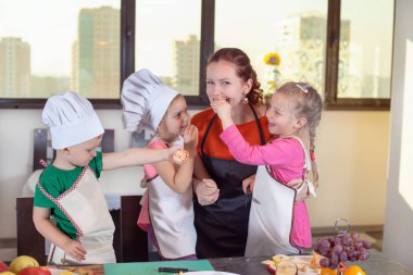 Üç sevimli çocuklar mutfakta meyve salatası hazırlama