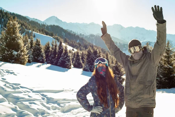 Çift snowboard yerde dağlarda — Stok fotoğraf