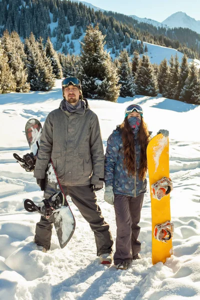 Couple snowboarder en place dans les montagnes — Photo