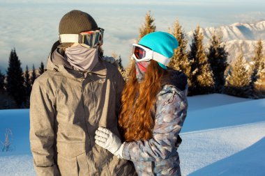 Çift snowboard yerde dağlarda