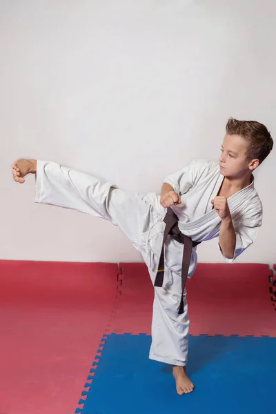 Children during training in karate. Fighting position — Stock Photo, Image