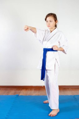 Çocuk karate eğitimi sırasında. Pozisyon mücadele