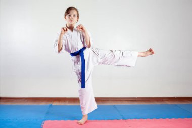 Çocuk karate eğitimi sırasında. Pozisyon mücadele