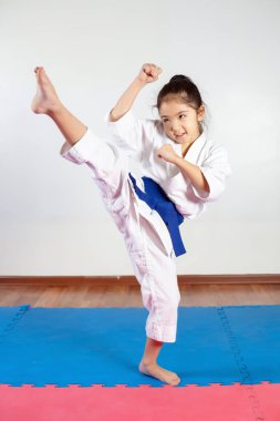 Çocuk karate eğitimi sırasında. Pozisyon mücadele