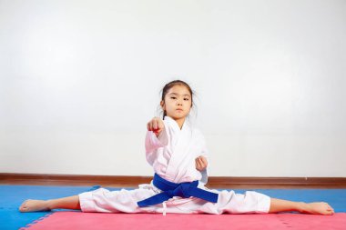 Çocuk karate eğitimi sırasında. Pozisyon mücadele