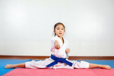 Çocuk karate eğitimi sırasında. Pozisyon mücadele