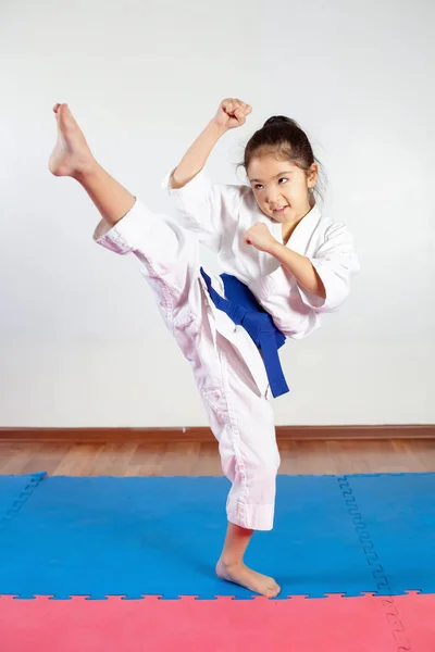 Children during training in karate. Fighting position — Stock Photo, Image