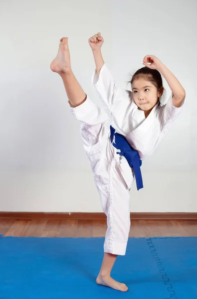 Niños durante el entrenamiento en karate. Posición de lucha —  Fotos de Stock