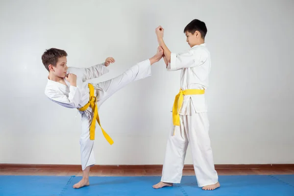 Two boys demonstrate martial arts working together — Stock Photo, Image