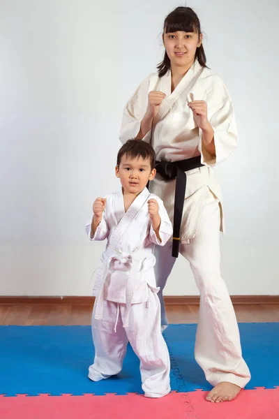 Perempuan dalam kimono berpose dengan anak — Stok Foto