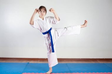 Çocuk karate eğitimi sırasında. Pozisyon mücadele
