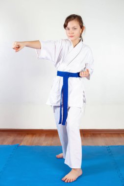 Çocuk karate eğitimi sırasında. Pozisyon mücadele