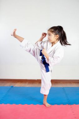 Çocuk karate eğitimi sırasında. Pozisyon mücadele