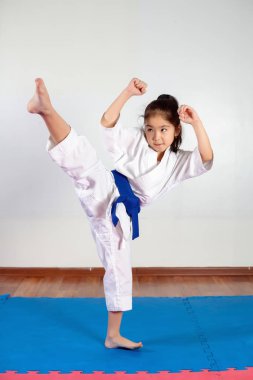Çocuk karate eğitimi sırasında. Pozisyon mücadele
