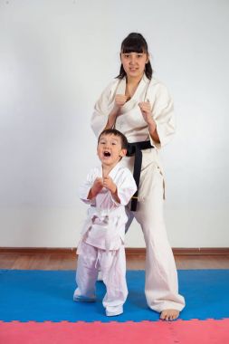 Çocuk ile poz kimono kadında