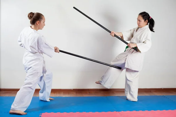 Duas meninas demonstram artes marciais trabalhando juntas — Fotografia de Stock