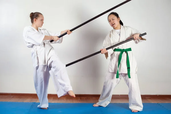 Két lány bizonyítani a harcművészetek együtt dolgoznak — Stock Fotó