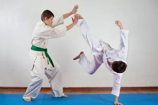 Dos chicos demuestran artes marciales trabajando juntos —  Fotos de Stock