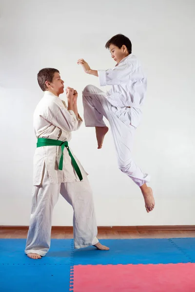 Dois meninos demonstram artes marciais trabalhando juntos — Fotografia de Stock