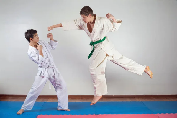 Dois meninos demonstram artes marciais trabalhando juntos — Fotografia de Stock