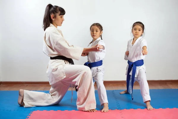 Coach femme montrant l'art martial pour les enfants Images De Stock Libres De Droits