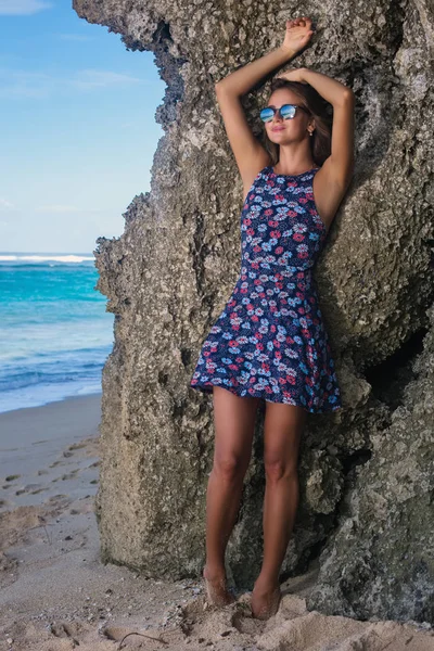 Jolie fille en robe marchant à la plage tropicale bali — Photo