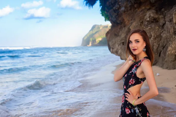 Les filles posant sur la plage en face du rocher . — Photo