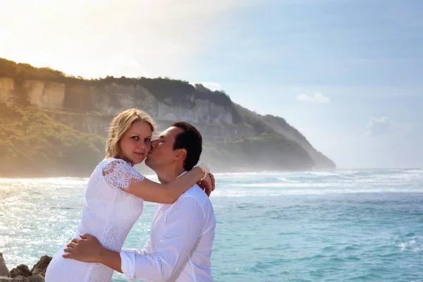 Romantisch paar op het strand — Stockfoto