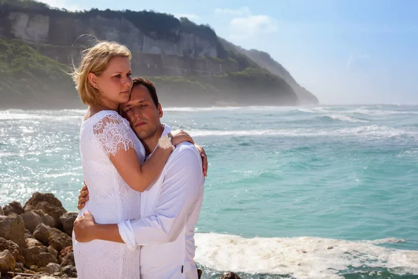 Couple romantique sur la plage Photos De Stock Libres De Droits