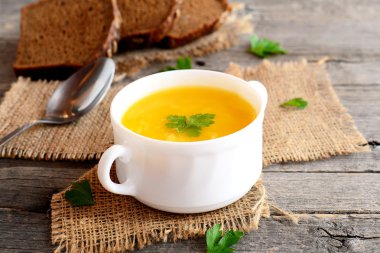 Patates ve pilav ile balkabağı çorbası. Balkabağı çorbası bir kase, kaşık, ekmek eski ahşap arka plan üzerine dilimler. Vejetaryen yemek tarifi. Portre